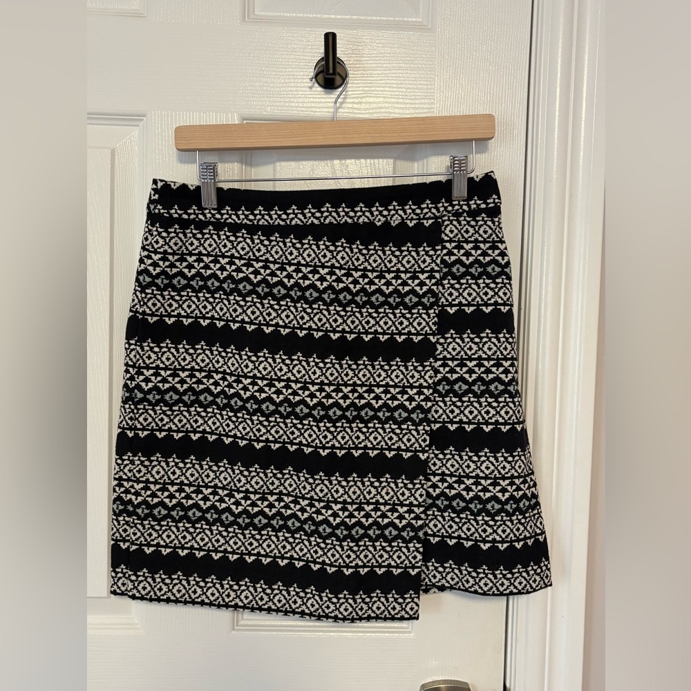 LOFT Black and White Geometric Mini Skirt